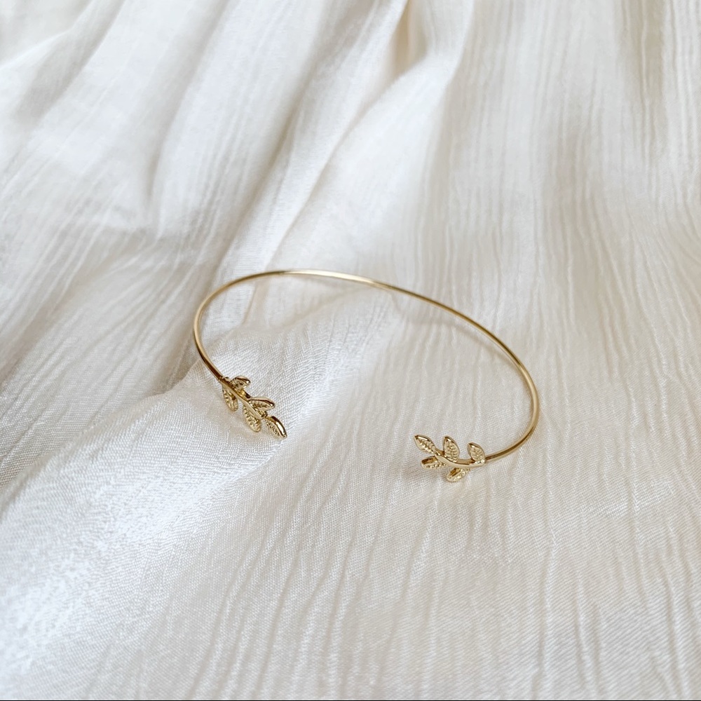 🌻Urban Outfitters Delicate Leaf Cuff Bracelet